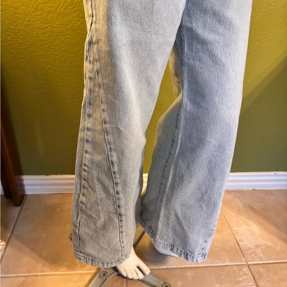 Frame Denim Light Wash Jeans - Picture 11 of 17